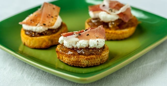 fig ricotta prosciutto croustini