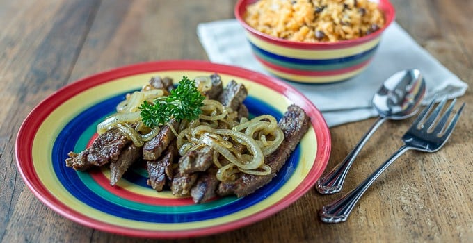 bistec encebollado